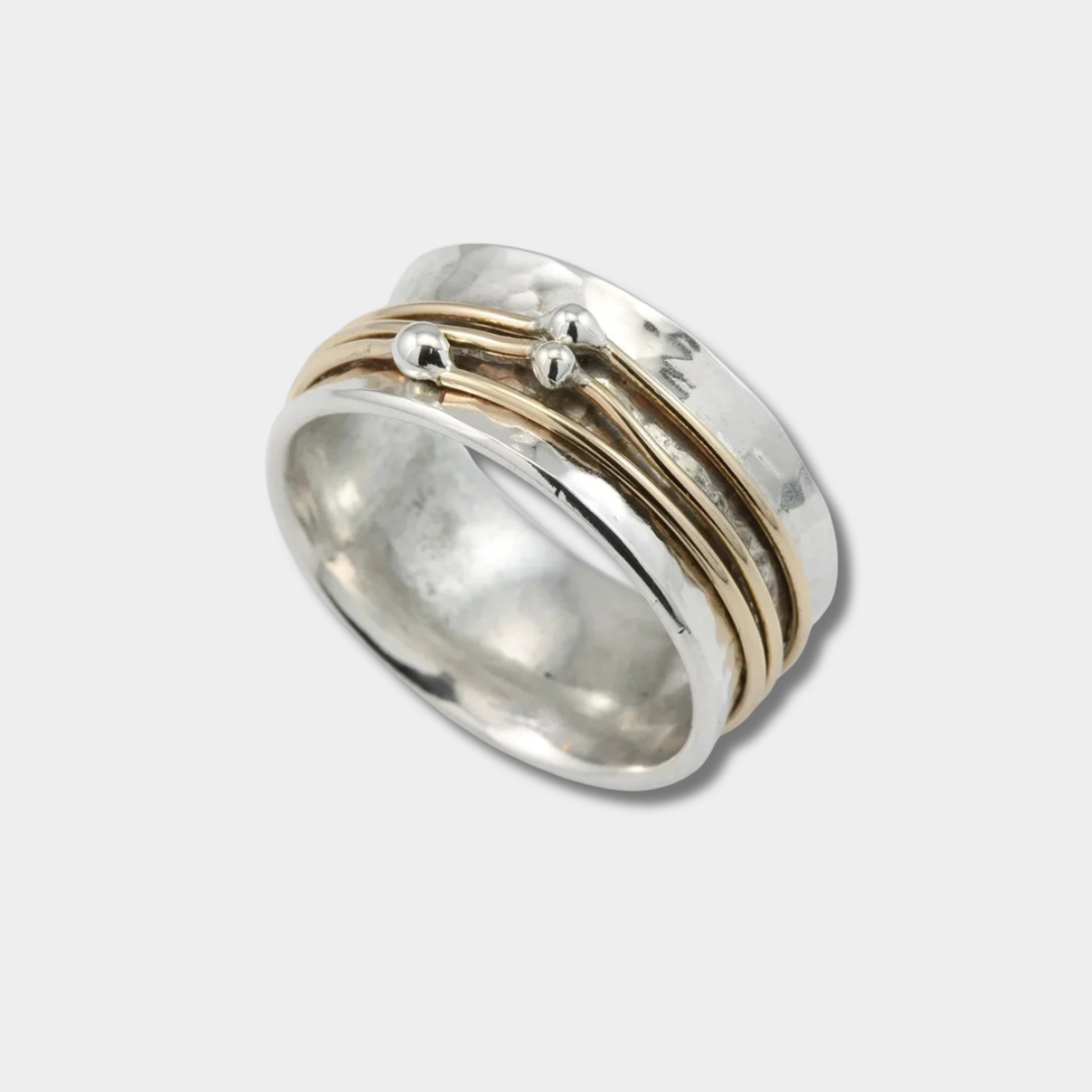 Marlene– Anello largo finemente battuto con accenti dorati