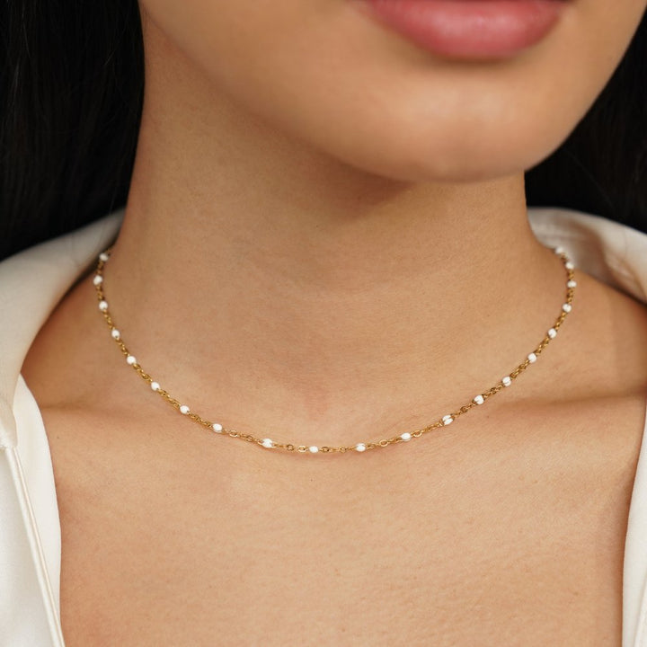 Sabina – Choker dorato delicato con mini perle