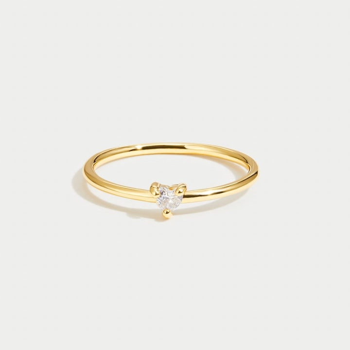 Leonie – Un semplice anello d’oro con una superficie liscia.